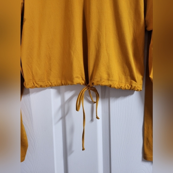 Love J-NWOT- Womens Gold Long Sleeve Crop Tie Front Shirt - Picture 3 of 4